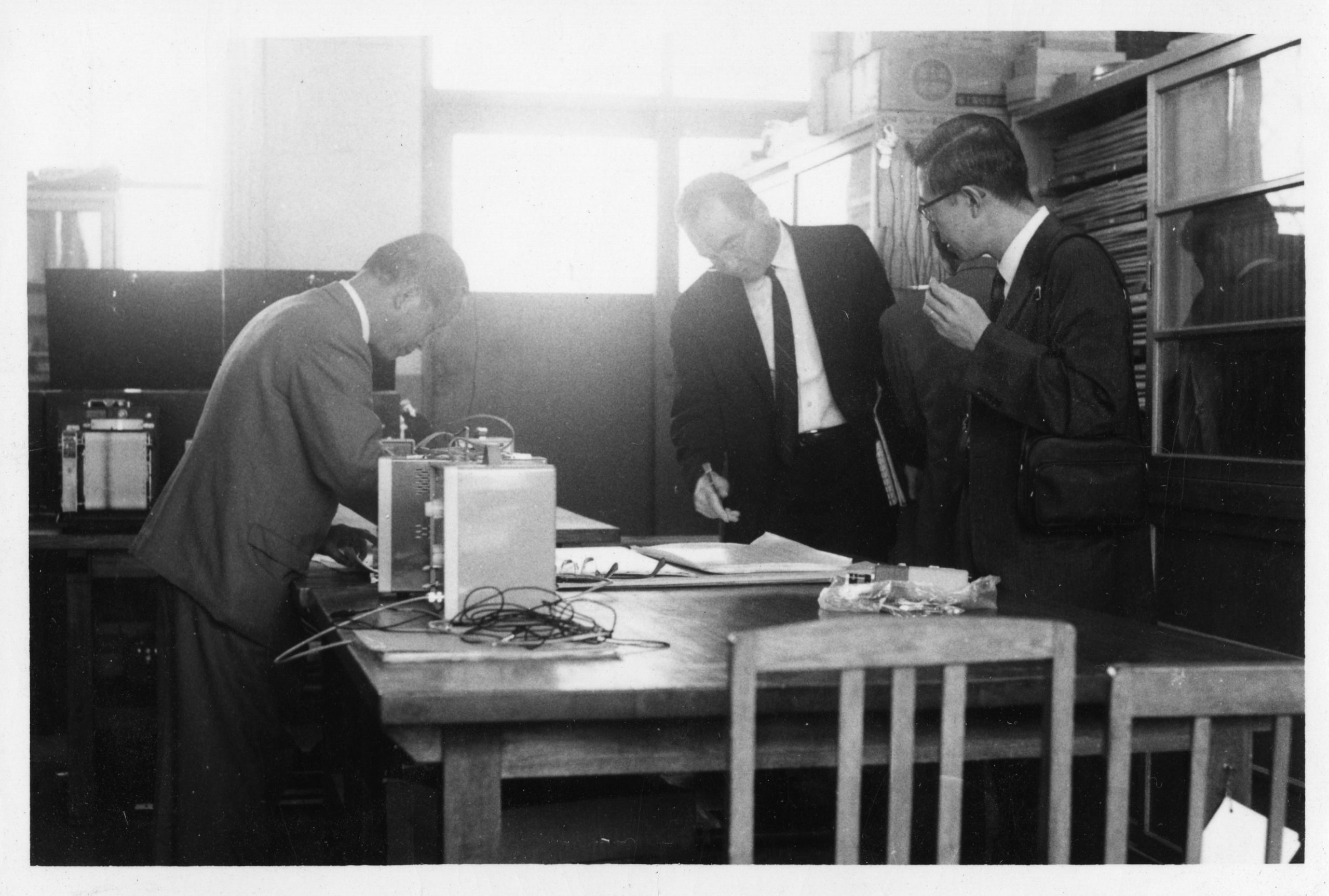 Black and white photograph of Walter Orr Roberts, I.M. Pei, and two other people during the planning stages for the Mesa Laboratory building