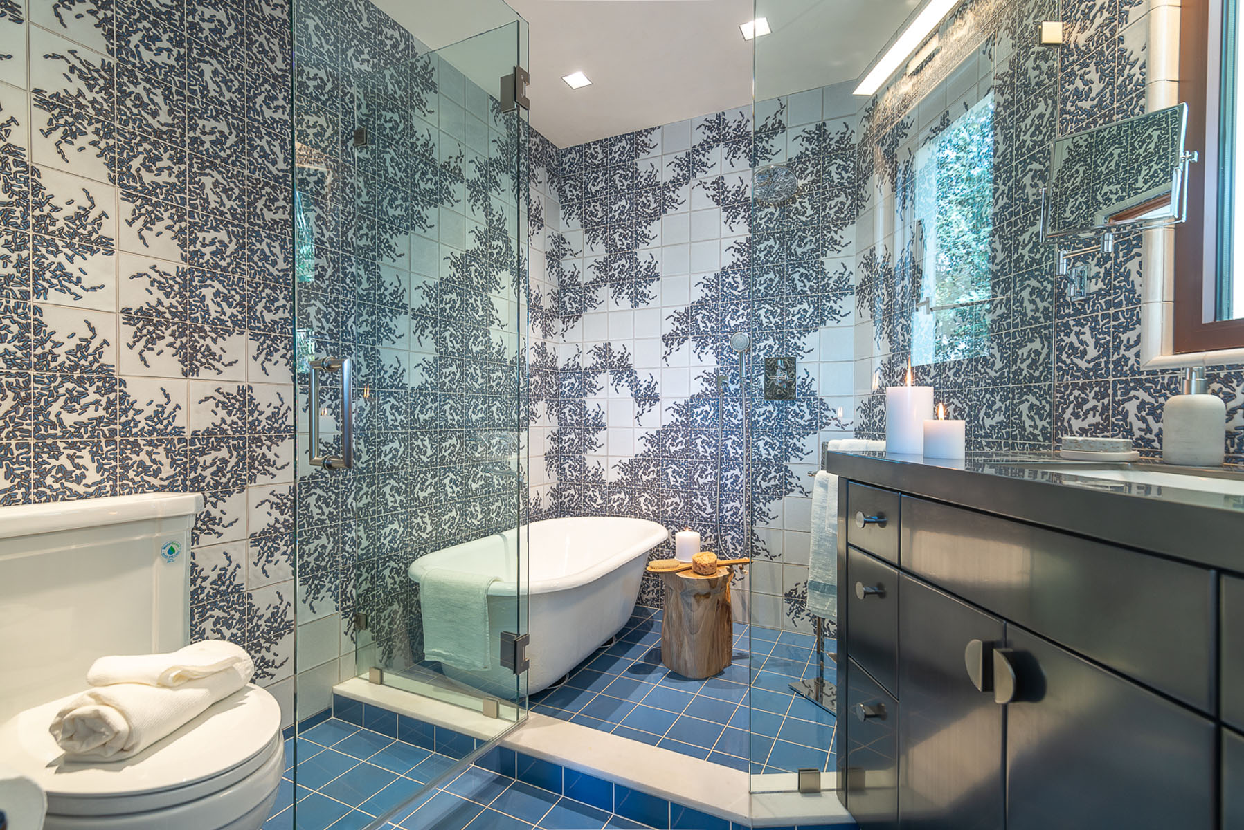 Bathroom with white fixture and irregularly patterned white and navy tile - photo